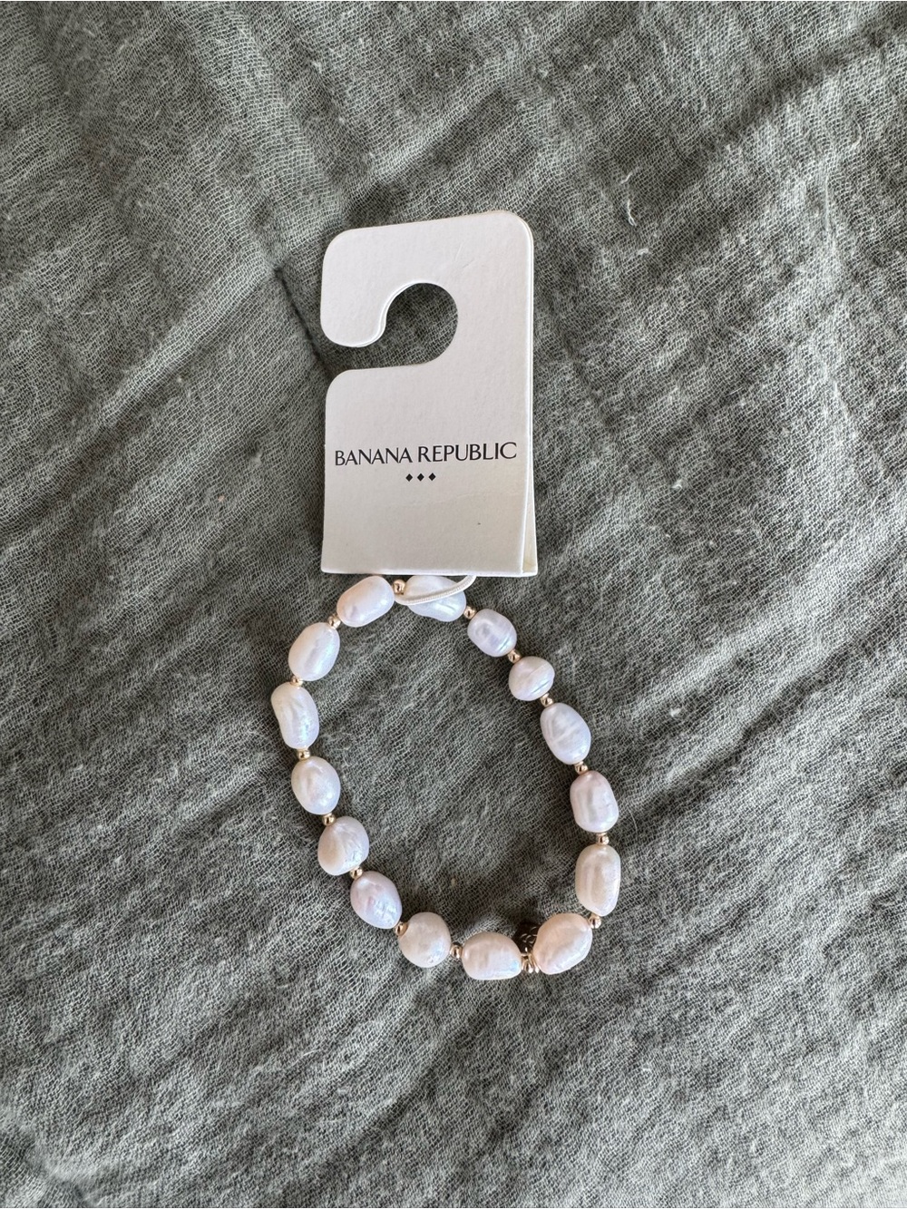 Banana Republic White Freshwater Pearl Stretch Bracelet NWT/ brand new